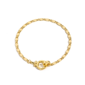 Primer plano de la pulsera de cadena de clip dorada con un cierre de palanca redondo