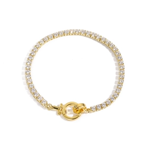 Detalle de pulsera tenis bañada en oro con circonitas y cierre de doble anilla metálica