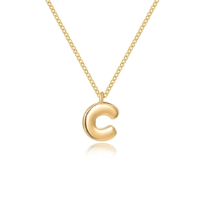 Nahaufnahme des goldenen Buchstaben-C-Anhängers mit glänzendem, poliertem Metallfinish
