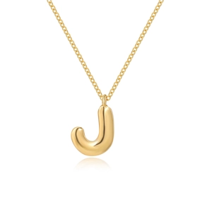 Makroaufnahme von 3D-Bubble-Buchstaben J Anhänger an Goldkette mit Hochglanzfinish