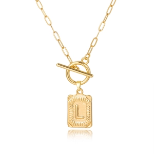 Gedetailleerde macro-opname van gouden vierkante letter L hanger met OT-sluiting en ketting