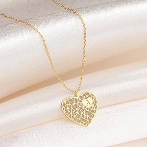 Collier cœur doré en acier inoxydable avec gravure lettre A sur fond de soie blanche