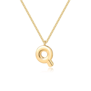 Nahaufnahme der polierten goldenen Q-Buchstaben-Halskette mit reflektierender Oberfläche