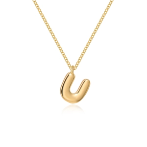 Nahaufnahme des goldenen Buchstaben-U-Anhängers an einer polierten Edelstahlkette