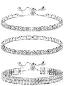 Detail van drie sprankelende zilveren zirkoon tennisarmbanden met verstelbare sluiting