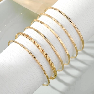 Bohemian set van 7 gouden armbanden met minimalistische, gehamerde en gedraaide ontwerpen