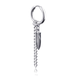 Détail de la boucle d'oreille chaîne argentée avec pendentif cône spirale texturé