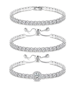 Detail van drie zilveren tennisarmbanden met zirkonia, halo-ontwerp en verstelbare sluiting