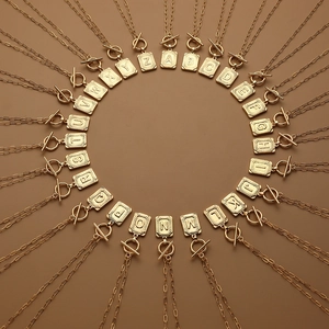 Minimalistische Vergulde Legering Initiaal Alfabet Ketting Voor Dames Heren Vintage Rechthoekige Hanger Paperclip Ketting Toggle Sluiting Sieraden