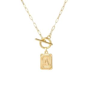 Gouden paperclip ketting met rechthoekige letter A hanger en OT-toggle sluiting