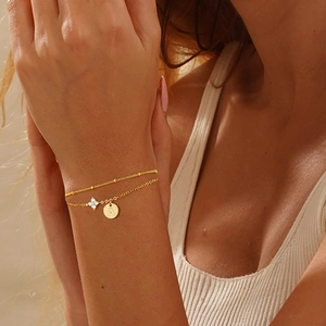 Zweilagiges goldenes Armband mit Zirkonia-Blumenanhänger und rundem Buchstaben A Anhänger