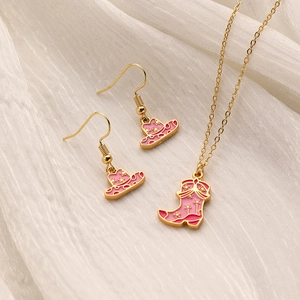 Set gioielli cowboy rosa con orecchini a cappello e collana con stivale a stella