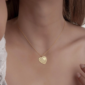 Collier doré avec pendentif cœur ajouré et lettre A initiale, chaîne à maillons élégante