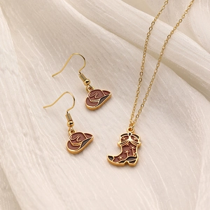 Set gioielli western con cappello e stivali da cowboy, smalto marrone e stelle d'oro
