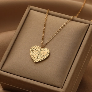 Collier à pendentif coeur doré avec surface texturée et lettre A sur une chaîne croisée