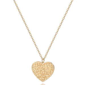 Collier pendentif coeur doré avec texture géométrique et gravure de la lettre A