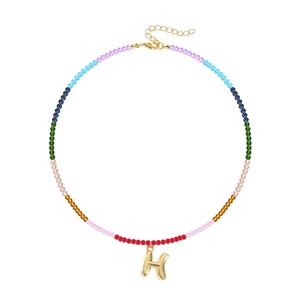 Detail der bunten Regenbogen-Perlenkette mit 18K vergoldetem H-Anhänger im Bubble-Design