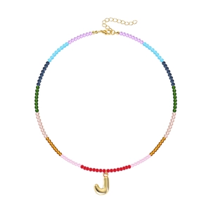 Detail der bunten Perlenkette mit 18K vergoldetem J-Buchstabenanhänger für Damen