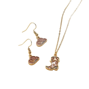 Set di gioielli stile western con orecchini a cappello e collana con stivale smaltato