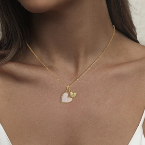 Elegante Halskette mit 18k Goldbeschichtung, weißem Herzanhänger und M-Buchstaben