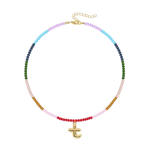 Detailansicht der Regenbogen-Perlenkette mit vergoldetem Buchstaben-T-Anhänger