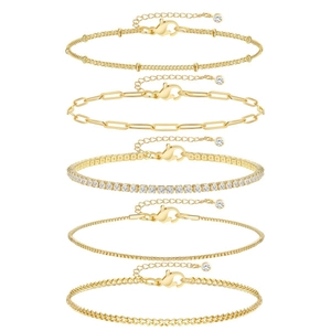 Detail van een 5-delige gouden armbandset met tennisketting en slangen schakels
