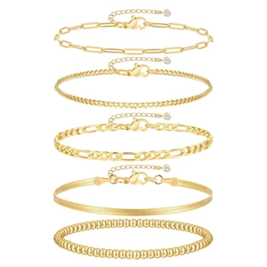 Detailweergave van vijfdelige gouden armbandenset met diverse schakels en structuren