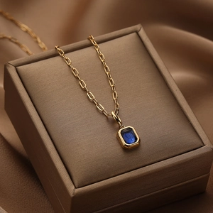 Elegante goldene Büroklammerkette mit smaragdgeschliffenem blauem Saphir-Anhänger