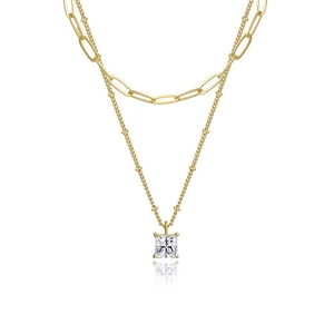 Dettaglio della collana doppia dorata con maglie a graffetta e pendente in zircone quadrato