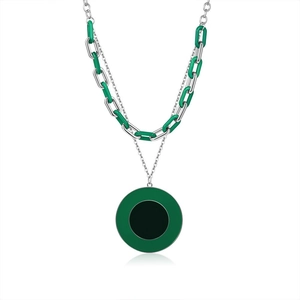 Dettaglio della collana d'argento a doppio strato con catena verde e ciondolo smaltato