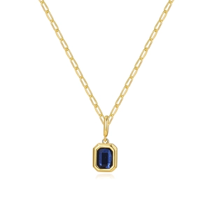 Detail einer goldenen Büroklammer-Halskette mit einem rechteckigen tiefblauen Zirkon
