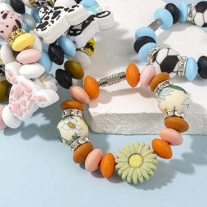 Pulseras de cuentas de silicona de colores con dijes de girasol, vaca y fútbol decoradas