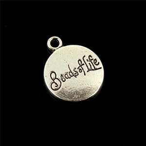 Colgante redondo de plata minimalista con grabado 'Beads of Life' sobre fondo negro
