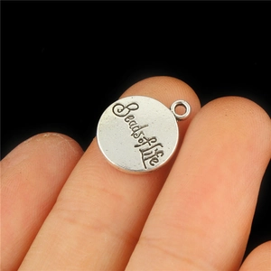 Colgante redondo de metal plateado minimalista grabado con texto Beads of Life