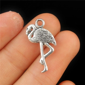 Pendentif flamant rose en argent antique avec détails de plumes pour bijoux DIY