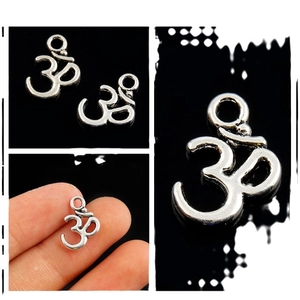 Antieke zilveren Om yoga hanger voor DIY sieraden, getoond met hand voor de maat