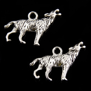Ciondolo a Forma di Lupo che Ulula in Lega Argento Antico Charme Animale Vintage per Fai da Te Gioielli Collana Bracciale