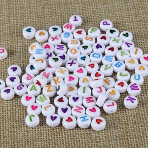 Runde Acryl-Buchstabenperlen mit bunten Buchstaben und Herzen für DIY-Schmuck