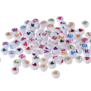 Bunte Acryl-Alphabet- und Herzperlen für DIY-Schmuck und pädagogisches Basteln