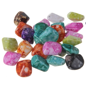 Makroaufnahme bunter Acryl-Alphabetperlen mit unregelmäßigen Facetten für DIY-Schmuck