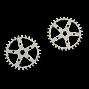 Vista macro di due ingranaggi steampunk in lega d'argento lucido con struttura a raggi