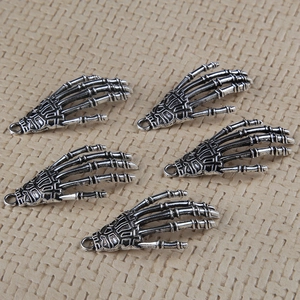 Pendentifs main de squelette en argent antique pour création de bijoux Halloween