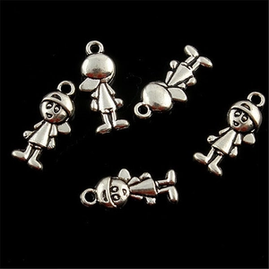 Lot de cinq breloques garçon en alliage argenté avec casquette pour bijoux et colliers