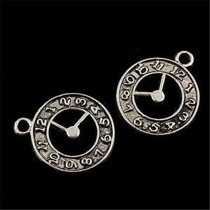 Due ciondoli a quadrante d'orologio traforati in lega d'argento antico per gioielli DIY