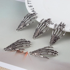 Cinq pendentifs mains de squelette argent vieilli pour bijoux DIY de Halloween