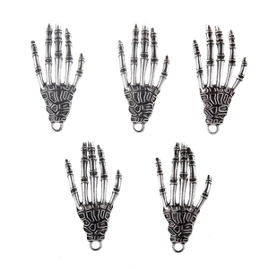 Cinq pendentifs mains de squelette argentés vintage pour colliers DIY Halloween