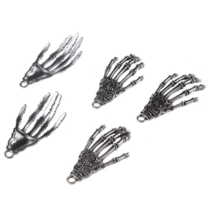 Détail de cinq pendentifs main de squelette gothique en alliage argenté pour la création de bijoux