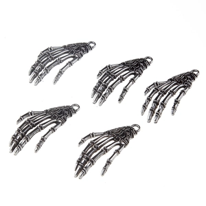 Lot de cinq breloques main de squelette en argent vieilli pour la création de bijoux DIY