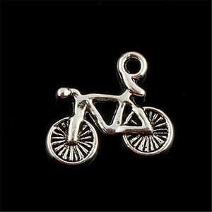 Détail macro d'un pendentif vélo vintage en alliage argenté pour bijoux DIY