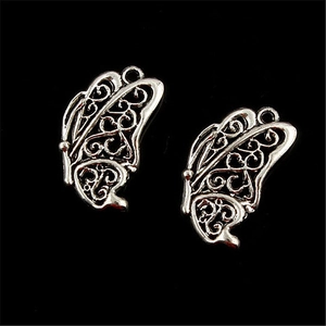 Vue détaillée de breloques papillon évidées en alliage d'argent pour bijoux DIY
